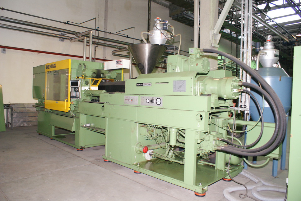 Plastic injection moulding machine