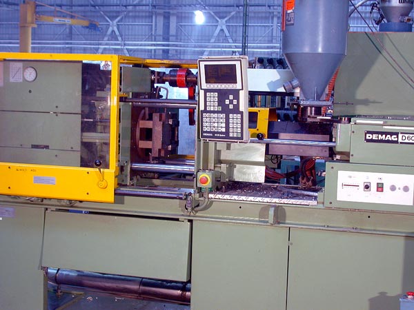 Plastic injection moulding machine