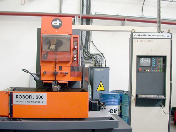 Wire EDM machine