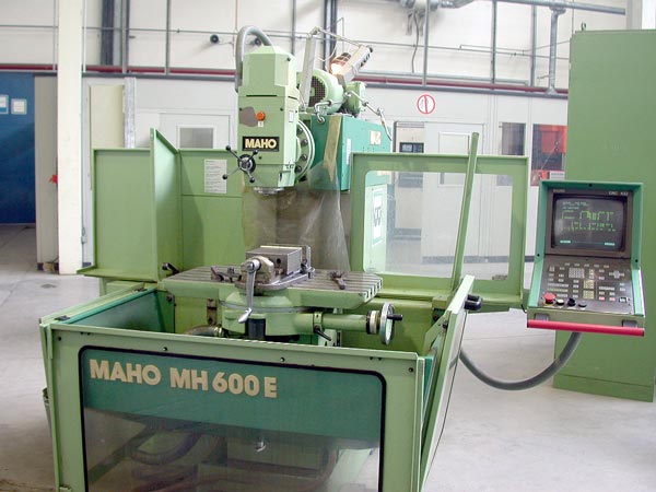 Universal vertical boring and milling machine